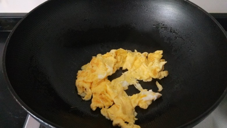 番茄黄瓜炒蛋,起锅烧油，油热后下入鸡蛋滑熟捞出备用