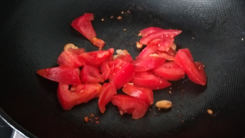 番茄黄瓜炒蛋,下入切好的西红柿