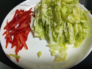 蔬菜卷,准备彩椒白菜切丝