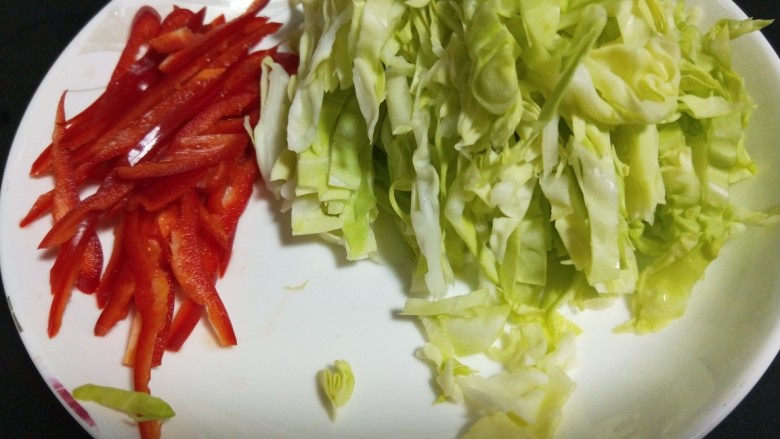 蔬菜卷,准备彩椒白菜切丝