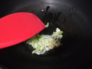 蔬菜卷,油热后下入葱末蒜末炒香