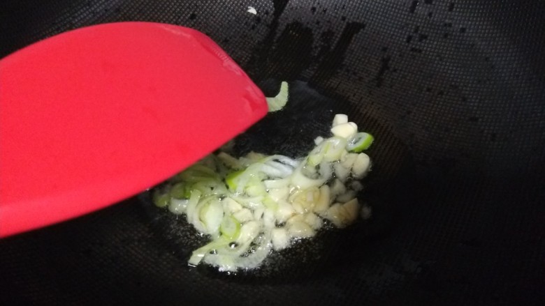 蔬菜卷,油热后下入葱末蒜末炒香