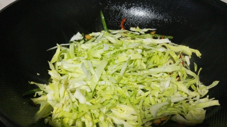蔬菜卷,再加入切好的白菜丝