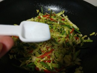 蔬菜卷,再加入少许盐翻炒均匀入味