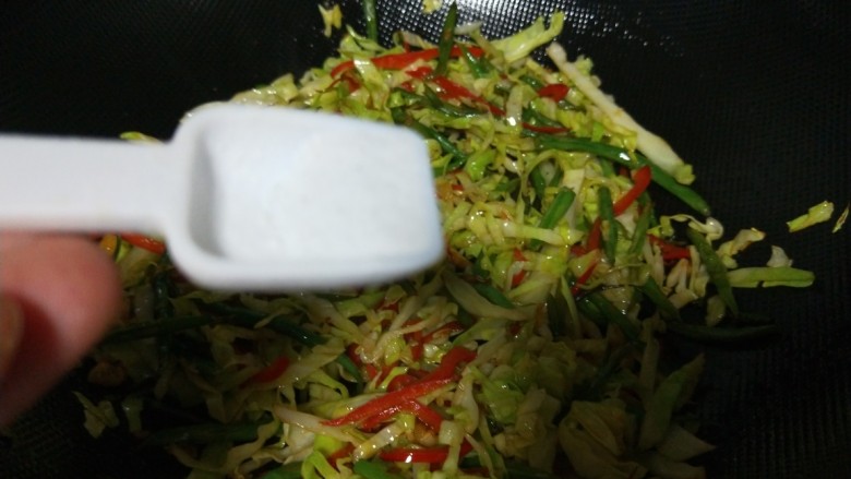 蔬菜卷,再加入少许盐翻炒均匀入味