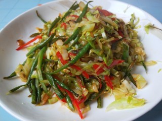 蔬菜卷,炒好的蔬菜丝放在一旁备用