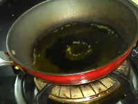 煎糍粑,锅中倒适量油，上火烧热