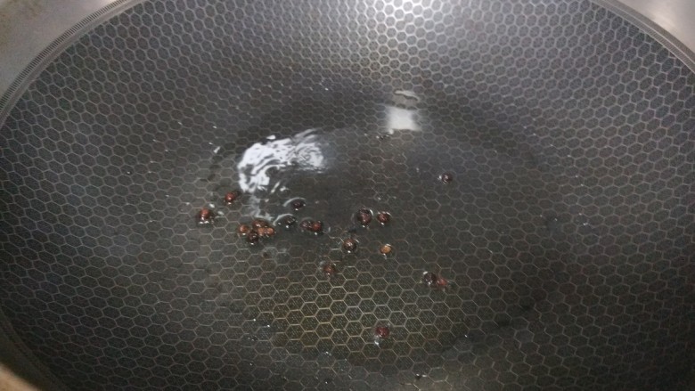 尖椒炒藕片,锅中倒入适量油烧热，放入花椒炸香。