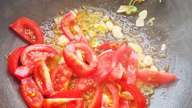 番茄黄瓜炒蛋,加入西红柿炒软。