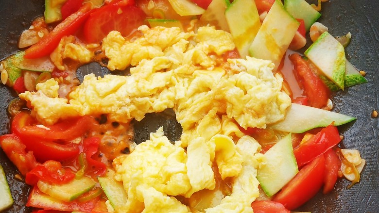 番茄黄瓜炒蛋,加入鸡蛋翻炒均匀。