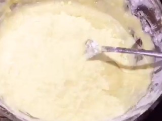 素卷三丝,两个鸡蛋加入适量面粉加入适量水搅拌均匀。