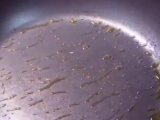 素卷三丝,锅中刷上食用油。