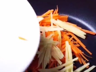 素卷三丝,锅中倒入适量油炒香葱花倒入三丝。