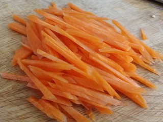 素卷三丝,胡萝卜去皮，切丝。