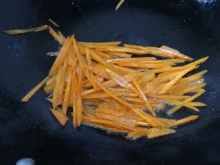 素卷三丝,热锅中倒入适量油，放入胡萝卜划炒一下，营养物质更易吸收。