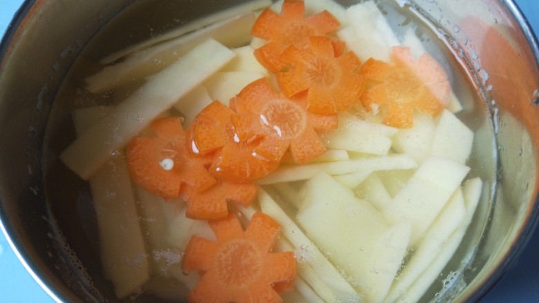 蚝油土豆片,将胡萝卜土豆片放入水中洗掉多余淀粉