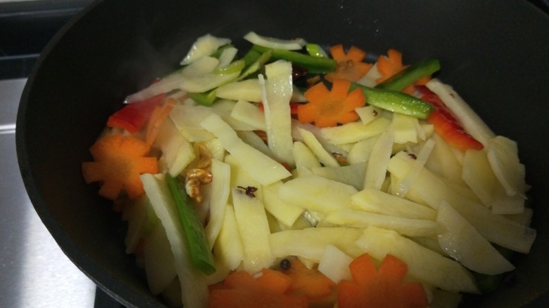 蚝油土豆片,下入切好的土豆片和胡萝卜