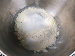 吃过最松软的【日式炼乳面包】厨师机版,厨师机桶放入除了黄油以外的所有食材