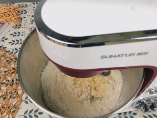 吃过最松软的【日式炼乳面包】厨师机版,厨师机档位设置1-2档揉2分钟，先将面粉搅拌均匀，慢慢揉成面团。成团后调节至2-3档揉10分钟，面团就出筋了。