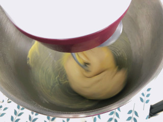 吃过最松软的【日式炼乳面包】厨师机版,面团出筋之后，加入黄油继续搅拌，使用3-4档揉5分钟左右。