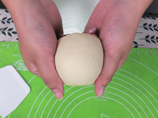 吃过最松软的【日式炼乳面包】厨师机版,用手揉圆放到烤盘，盖上保鲜膜进行第二次发酵。