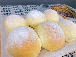 吃过最松软的【日式炼乳面包】厨师机版,烤出来的效果非常好，面包非常柔软，奶香浓郁。