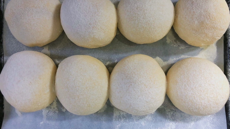 吃过最松软的【日式炼乳面包】厨师机版,待到发酵至1.5倍大小，取出撒上干面粉