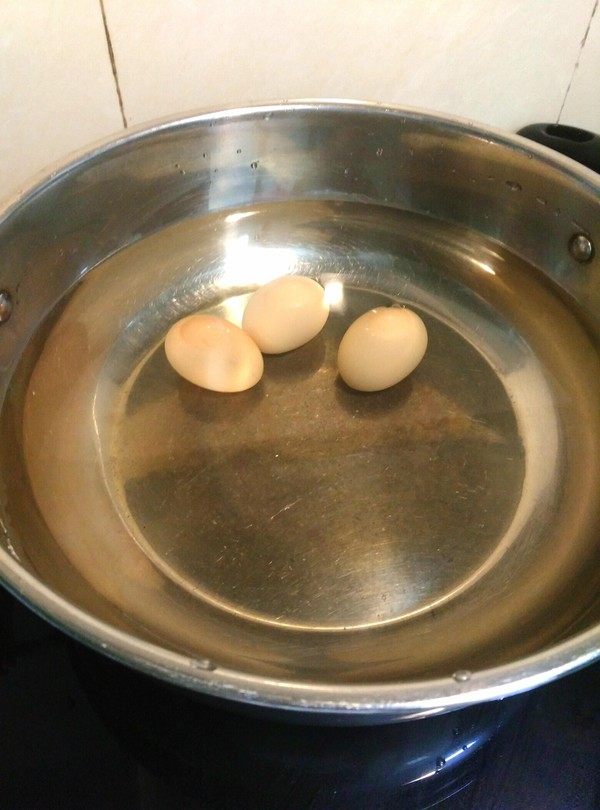 青菜鸡蛋面2,烧开水，把鸡蛋和油麦菜煮熟