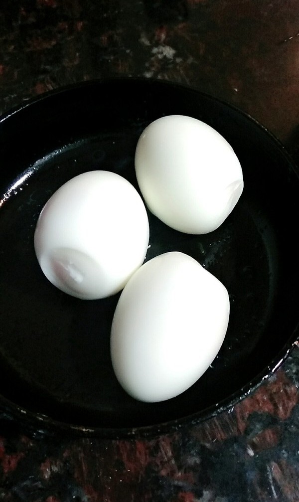 青菜鸡蛋面2,煮面条的时间，可以剥鸡蛋壳