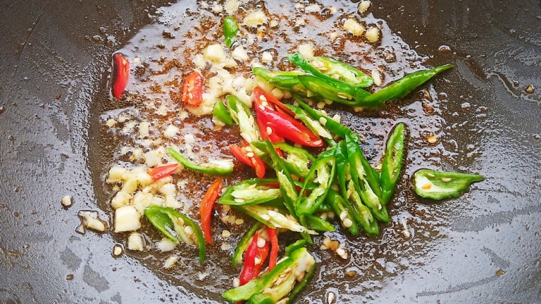 酸辣卷心菜,再加入青辣椒和小米椒炒出香气。