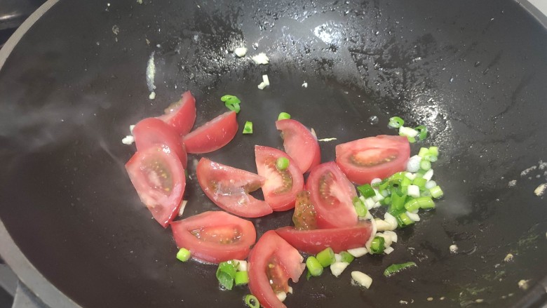 番茄黄瓜炒蛋,加入西红柿