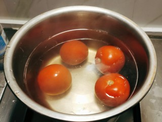 番茄黄瓜炒蛋,番茄放入开水中汆烫易于剥皮。