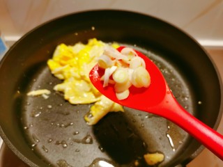 番茄黄瓜炒蛋,起油锅放入食用油，油热后放入鸡蛋炒成大块，放入葱片增香。