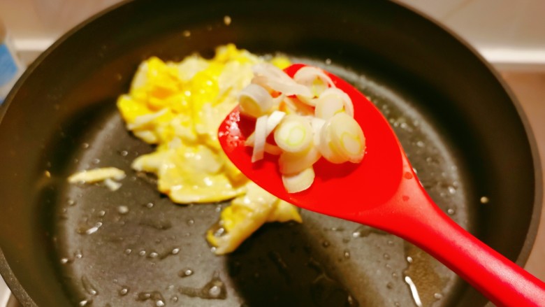 番茄黄瓜炒蛋,起油锅放入食用油，油热后放入鸡蛋炒成大块，放入葱片增香。