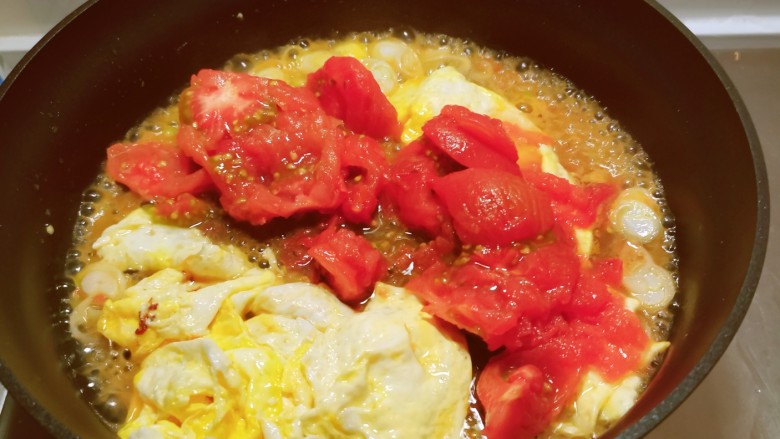 番茄黄瓜炒蛋,放入番茄翻炒。