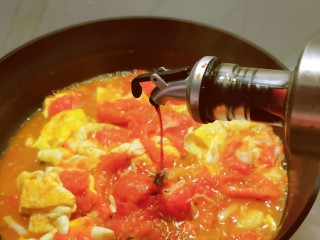 番茄黄瓜炒蛋,倒入生抽调味，翻炒均匀。