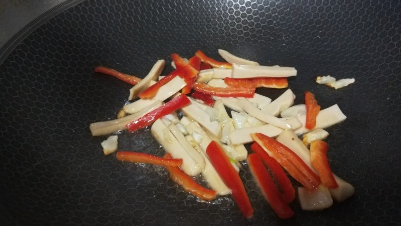 酸辣卷心菜,倒入红椒炒均匀。