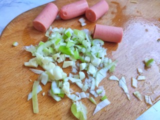 青菜鸡蛋面,葱蒜切碎，火腿肠切成段备用