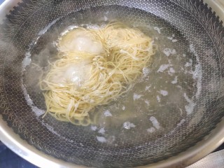 青菜鸡蛋面,烧一锅水，水沸腾后，捞出一勺开水放入酸汤汁中，加入面条