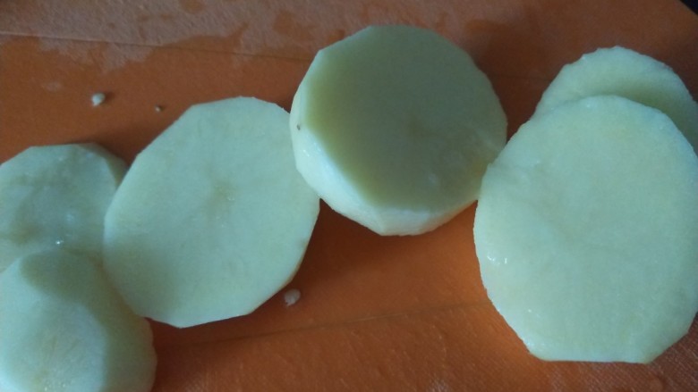 蚝油土豆片,土豆先切成厚点的片在切成小条。