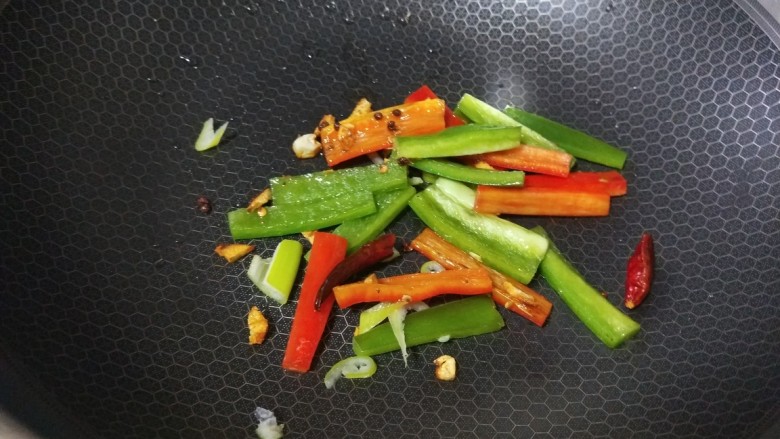 蚝油土豆片,在加入蒜末，一个干辣椒炒香在放青红椒炒均匀。