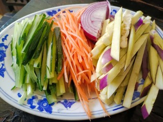 素卷三丝,黄瓜胡萝卜洋葱和茄子分别切成丝状