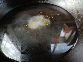 素卷三丝,起锅烧水，加入油和盐