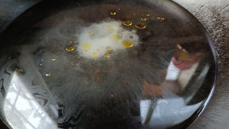 素卷三丝,起锅烧水，加入油和盐
