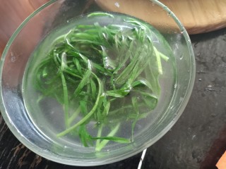 素卷三丝,捞出韭菜放入冷水浸泡