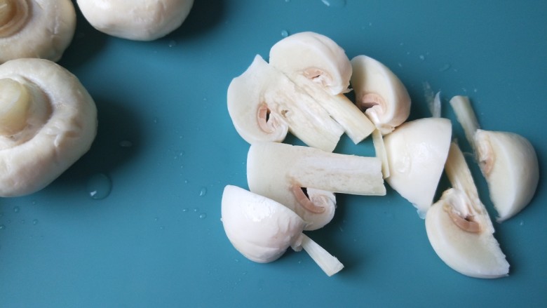 白菜炒蘑菇,在切成四瓣