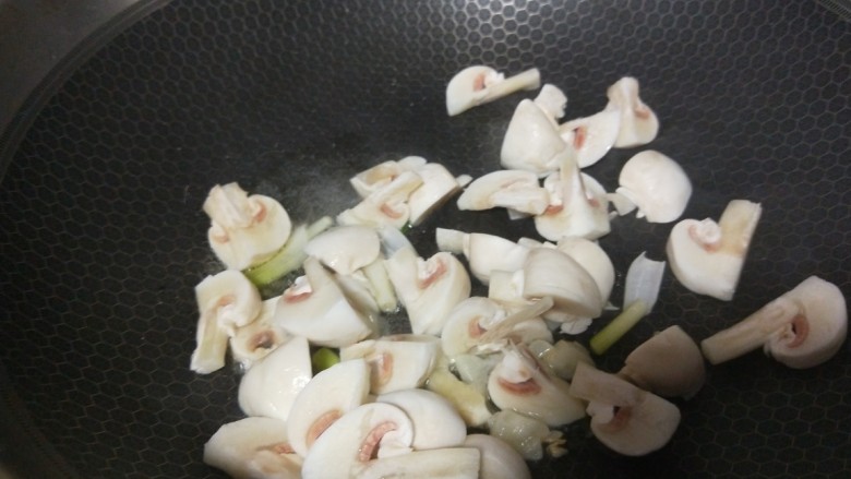 白菜炒蘑菇,倒入蘑菇炒均匀。