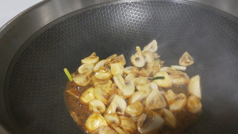 白菜炒蘑菇,炒均匀加入白胡椒。