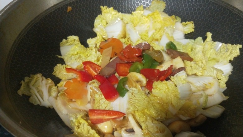 白菜炒蘑菇,倒入红椒。