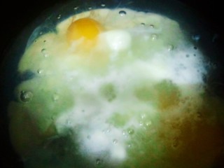 青菜鸡蛋面,锅中烧水，做一个荷包蛋。